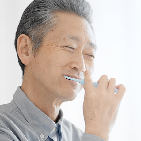 歯を磨く男性の写真